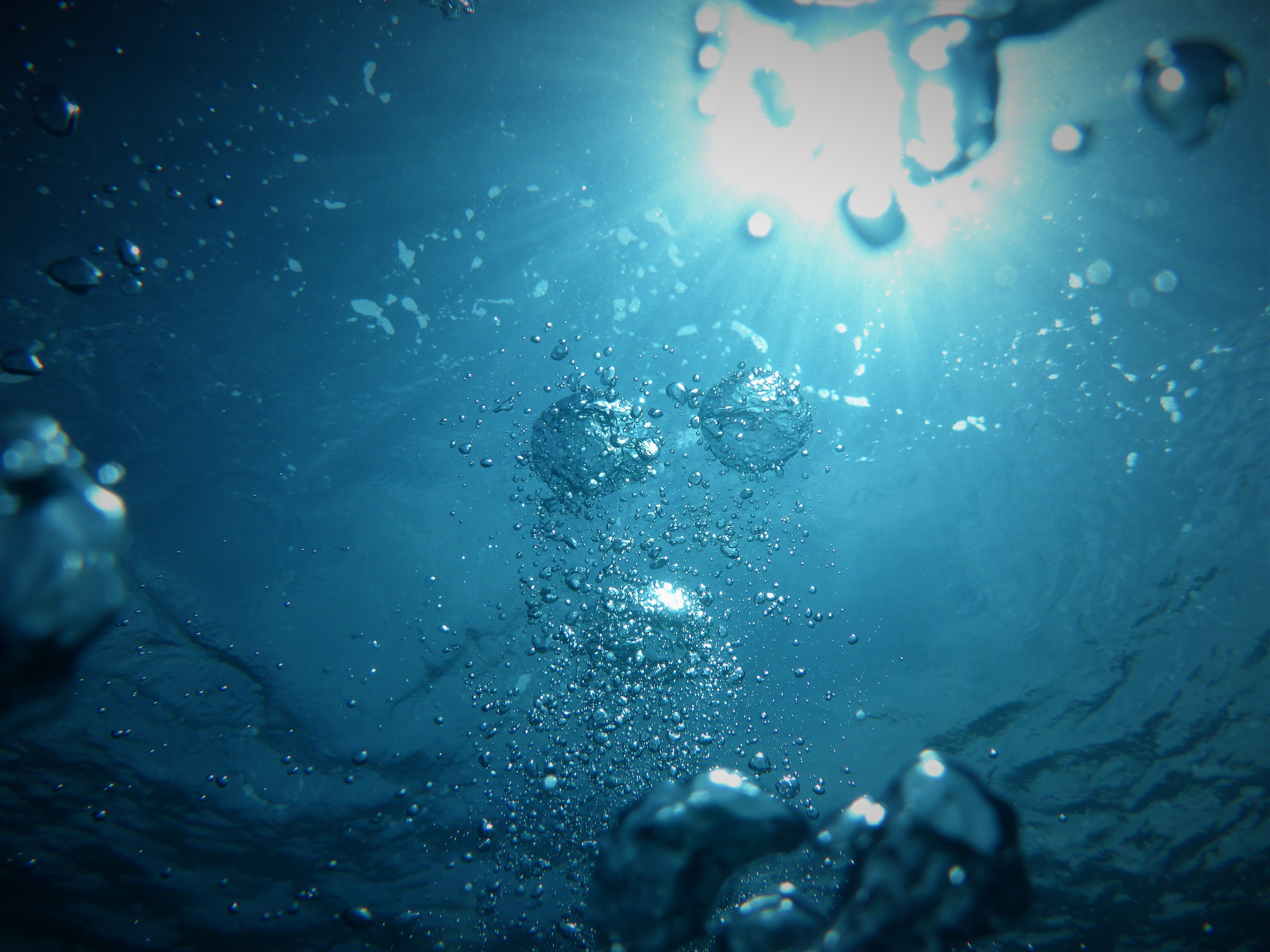Верхние толщи воды. Пузыри под водой. Море под водой. В толще воды. Эффект "воды".